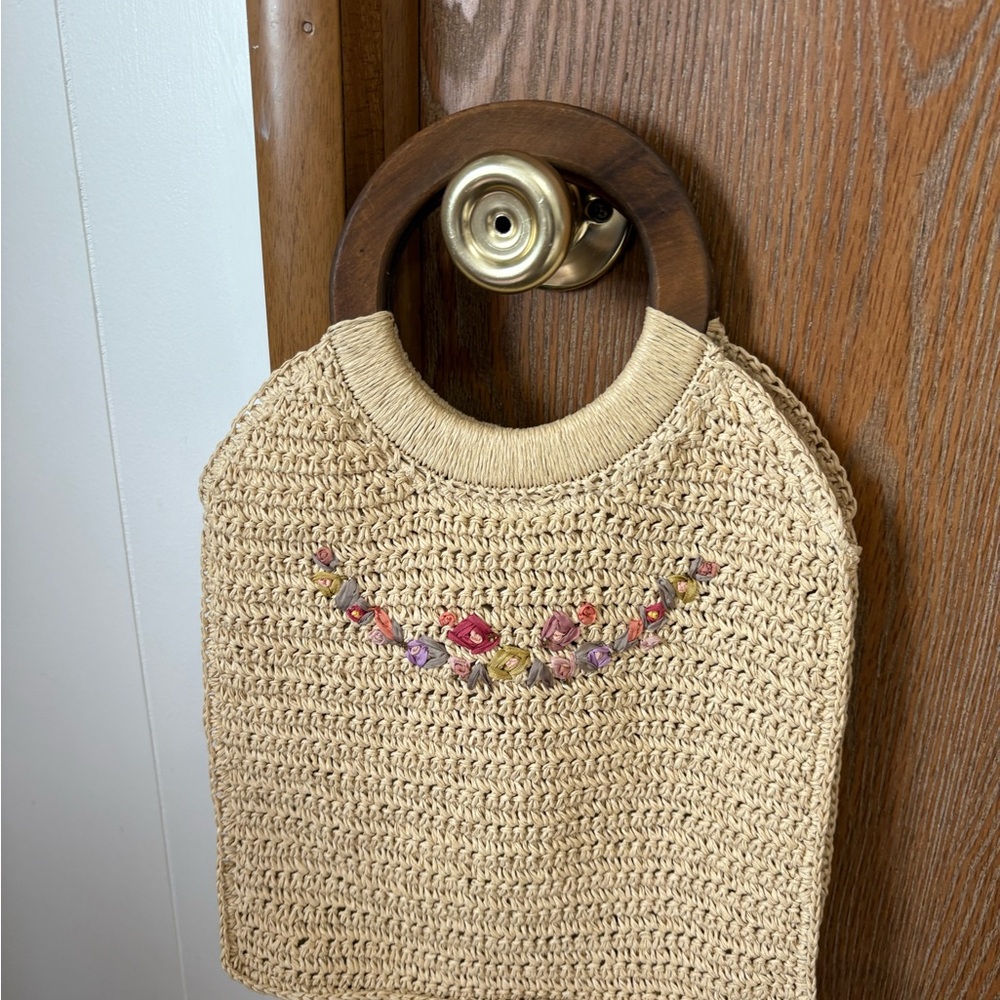 Beige Woven Vintage Tote handbag with Wooden Handles and Floral Accent 🌺 - Picture 6 of 6